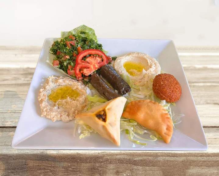 Dégustez nos plats authentiques dans notre restaurant convivial.